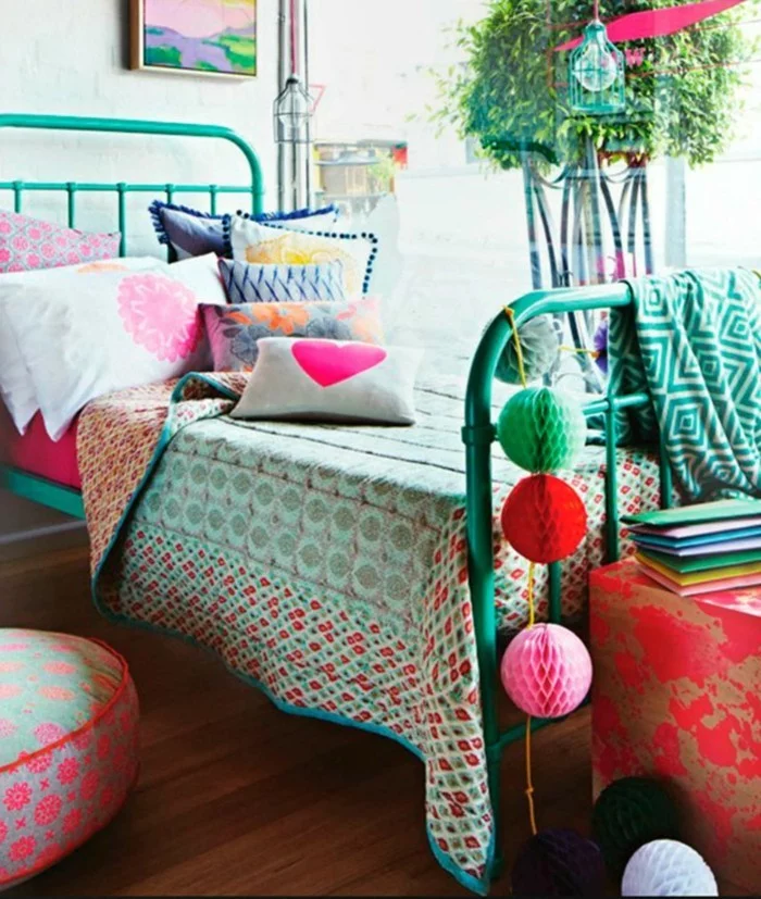 bunte möbel wohnideen schlafzimmer grünes bett farbige dekoideen