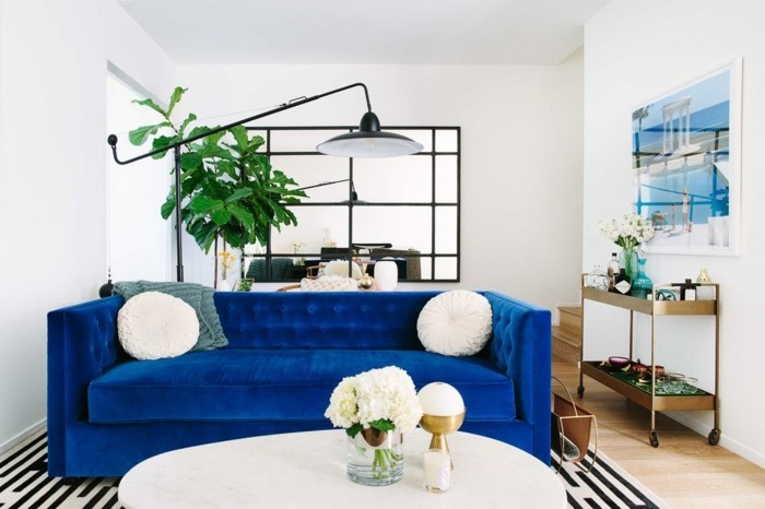 einrichtungsideen wohnzimmer einrichten ideen blaues sofa pflanzen weißer couchtisch streifenteppich