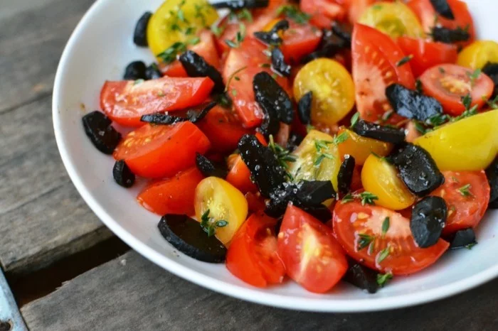 gesund leben tomaten salat schwarzer knoblauch superfood