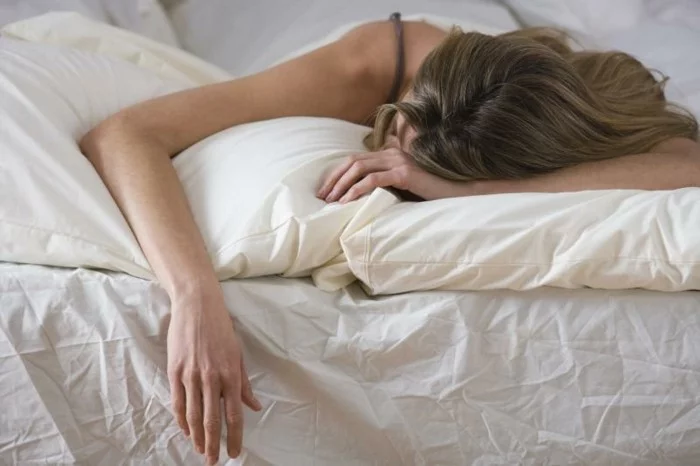 gesund schlafen bauchlage tipps richtig schlafen