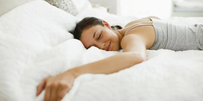 gesund schlafen tipps bauchlage