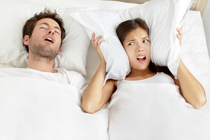 gesund schlafen tipps gesundheit rückenlage schnarchen