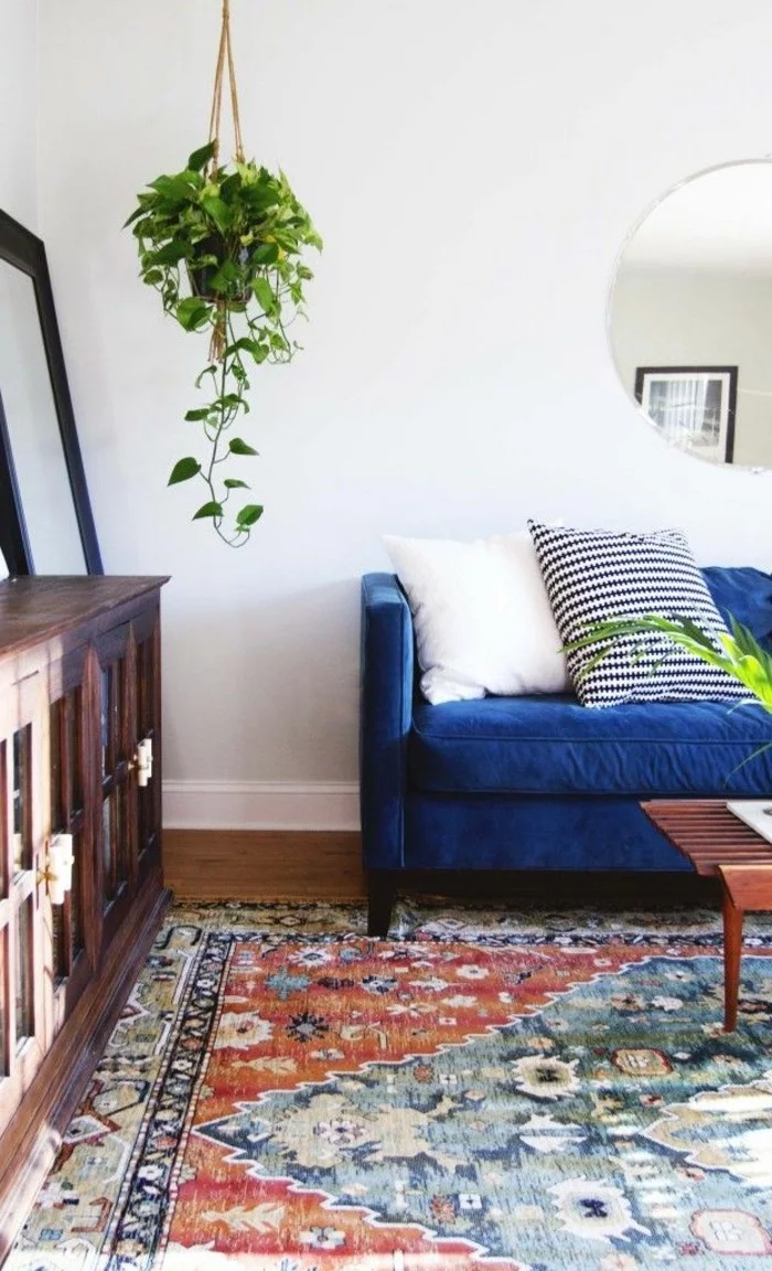 hochwertige inneneinrichtung wohnideen wohnzimmer blaues sofa farbiger teppich