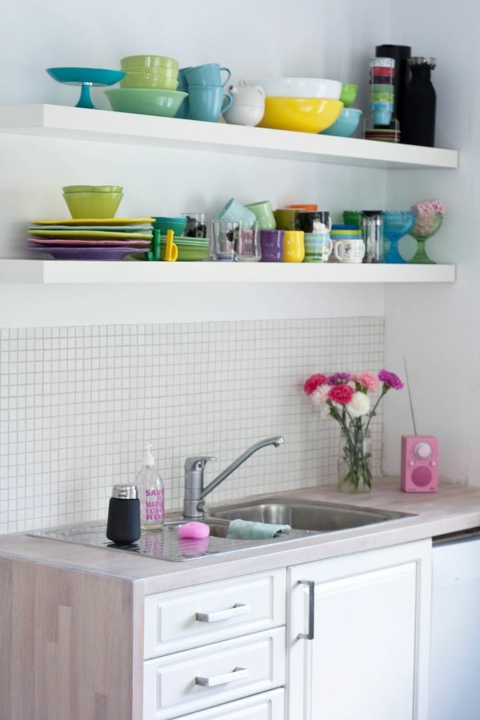 kücheneinrichtung farbige akzente weiße küchenschränke