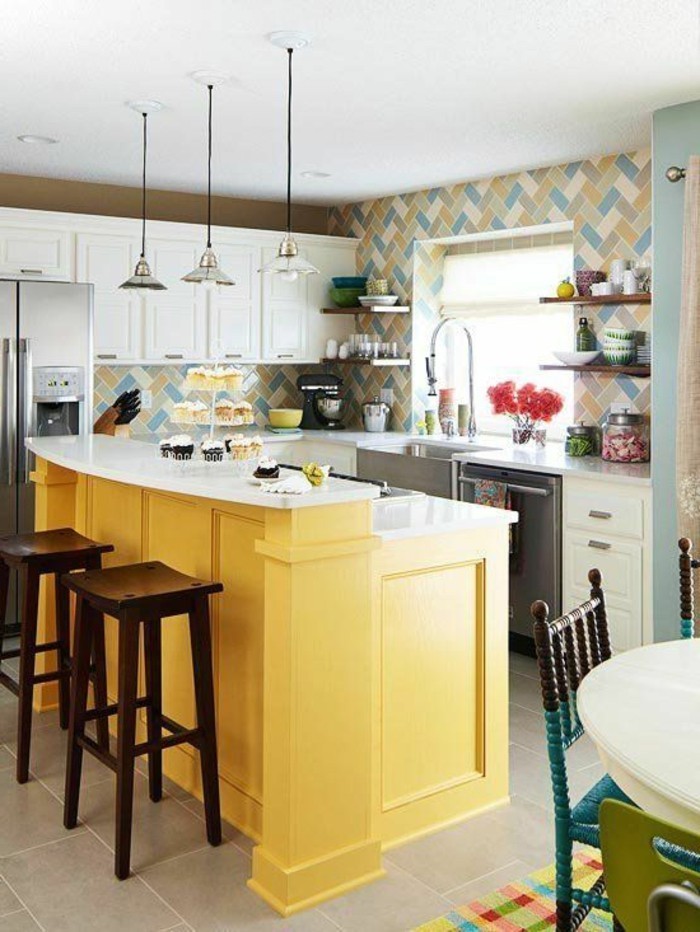 kücheneinrichtung gelbe kücheninsel farbige wandfliesen bunter teppich