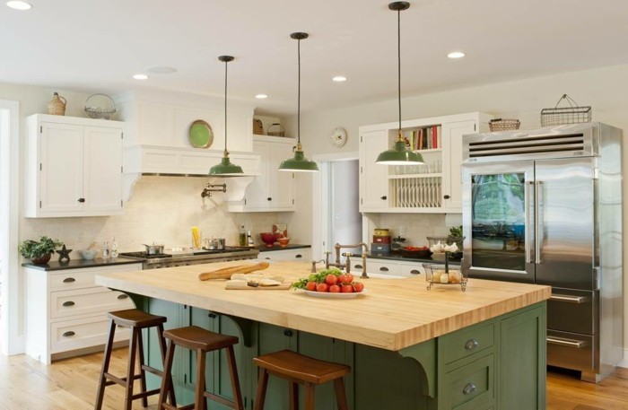 kücheneinrichtung grüne akzente holzboden