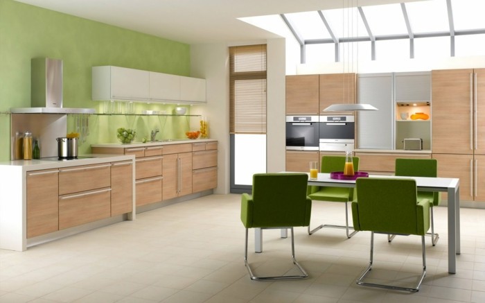 kücheneinrichtung grüne stühle helle bodenfliesen holztexturen