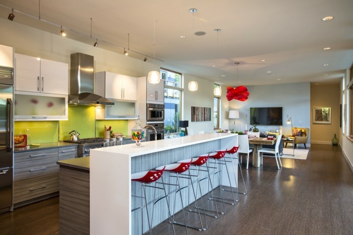 kücheneinrichtung rote barhocker weiße kücheninsel grüne küchenrückwand