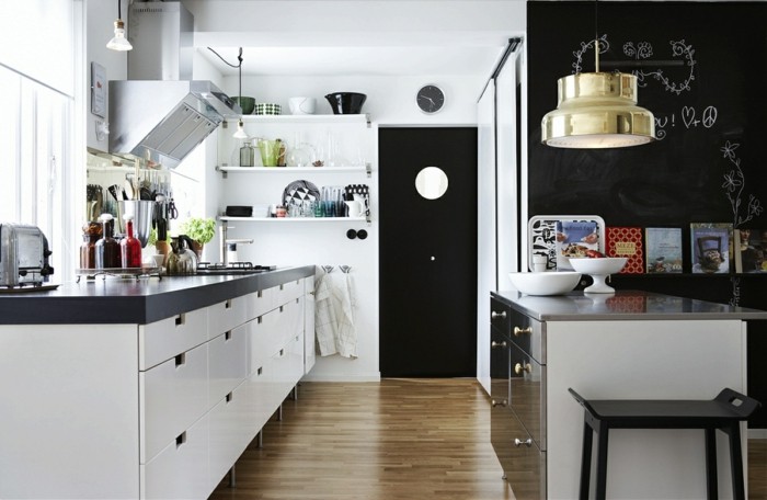 kücheneinrichtung weiße küchenschränke schwarze akzentwand holztexturen