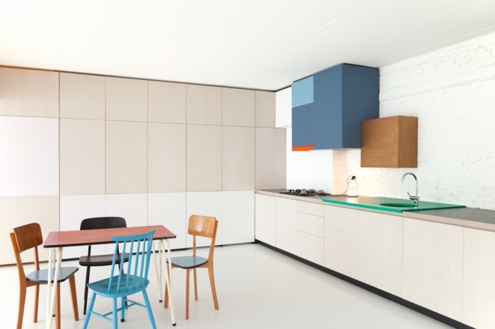 möbel bunt wohnideen küche grüne akzente verschiedene stühle