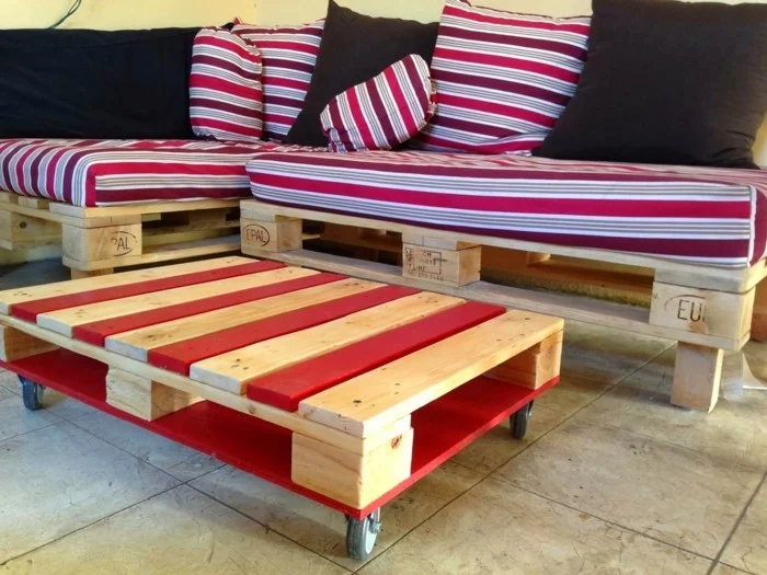 palettenmöbel ideen wanddekoration europaletten couchtisch sofa polsterung