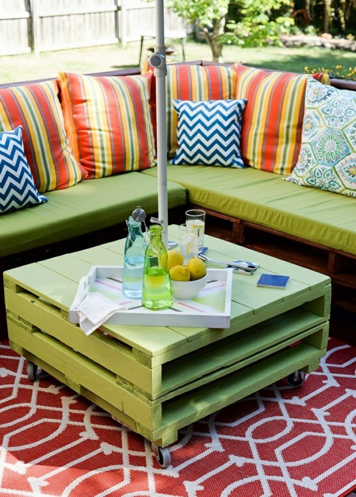 palettenmöbel ideen wanddekoration europaletten couchtisch terrassenmöbel teppich kissen sofa