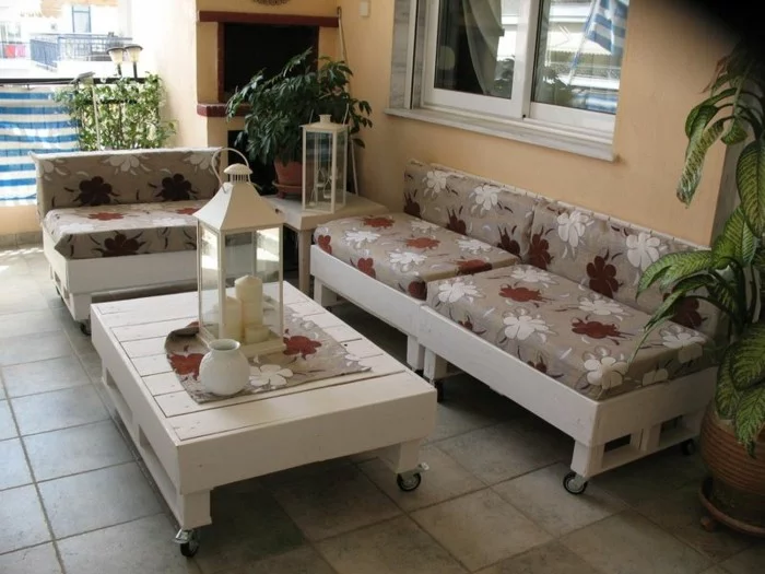 palettenmöbel ideen wanddekoration europaletten weiß couhtisch sofa laterne