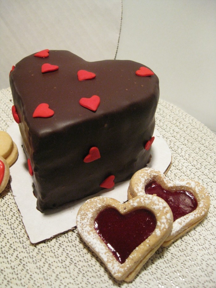 valentinstag ideen torte dekorieren schokoladentorte herzen kekse
