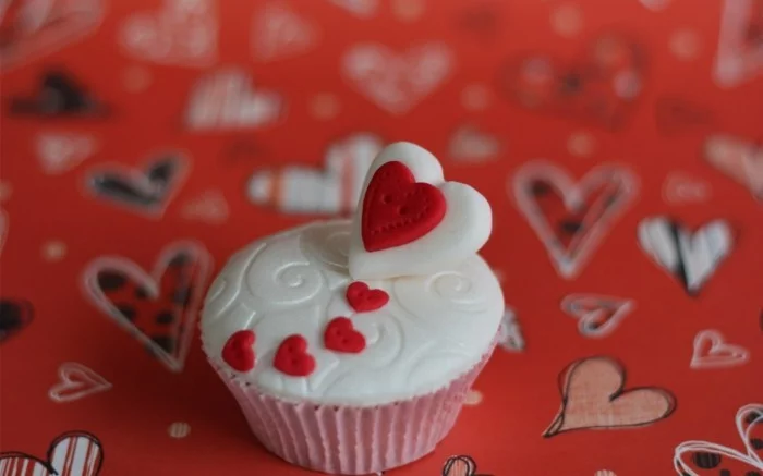 valentinstag kuchen mini kuchen weiß rot knöpfe