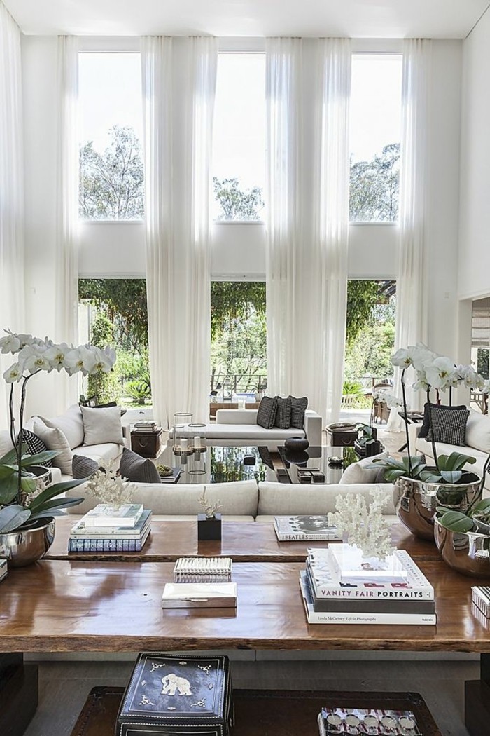 wanddesign ideen wohnideen wohnzimmer große fenster lange gardinen weiß orchideen