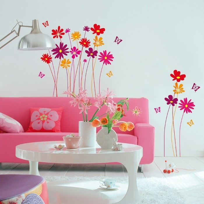 wandtattoos blumen farbige blüten rosa sofa weißer couchtisch