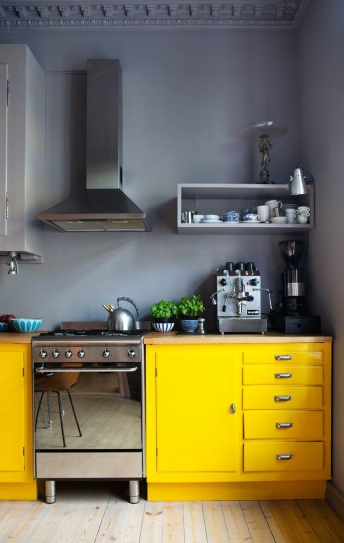 wohnideen küche graue wandfarbe gelbe küchenschränke
