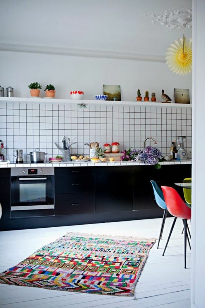 wohnideen küche minimalistische küche farbige akzente schwarze küchenschränke