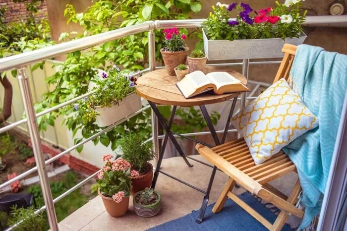 Balkon Gestalten Balkonm 246 Bel Korbstuhl Klapptisch Balkonpflanzen