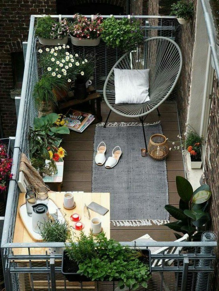 balkon gestalten balkonmöbel korbstuhl klapptisch balkonpflanzen