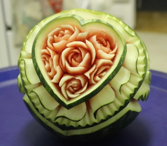 diy deko wassermelone schnitzen herz rose