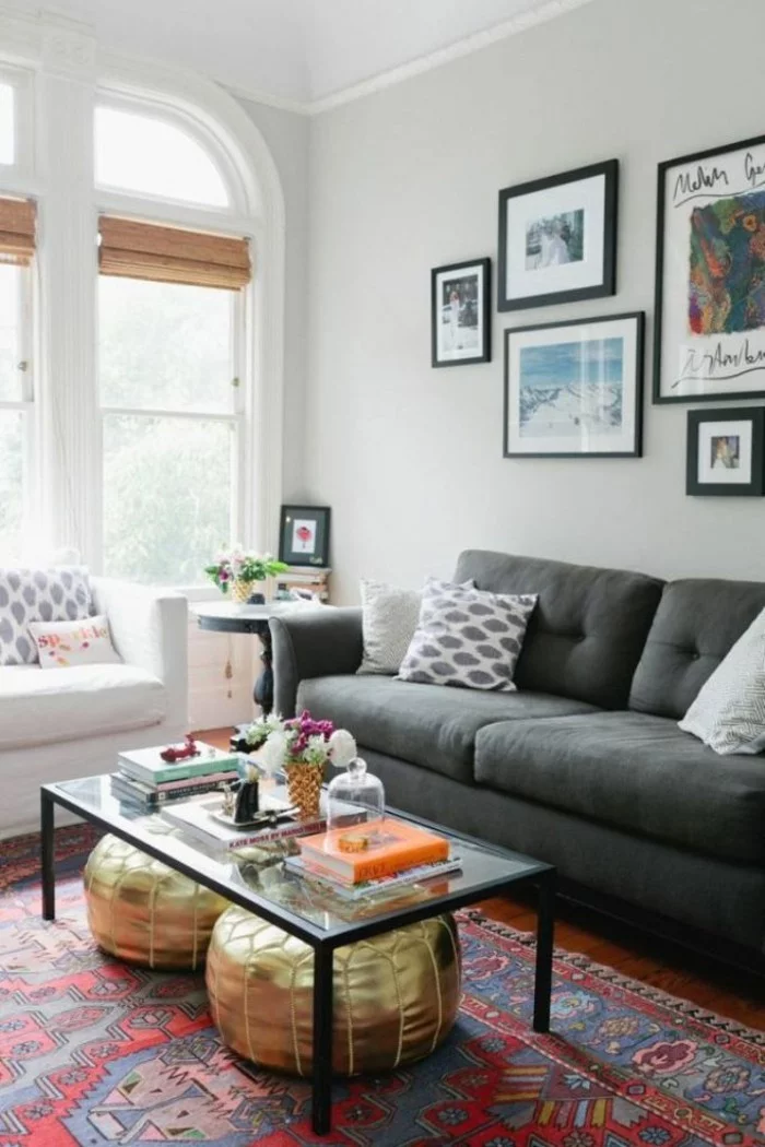 eklektisch einrichten wohnzimmer eklektischer stil hocker graues sofa