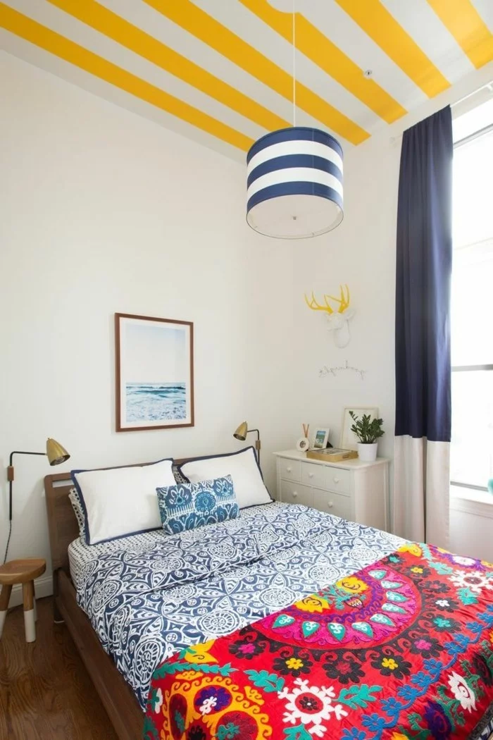 eklektisch schlafzimmer einrichten ideen farbige bettwäsche streifenmuster zimmerdecke