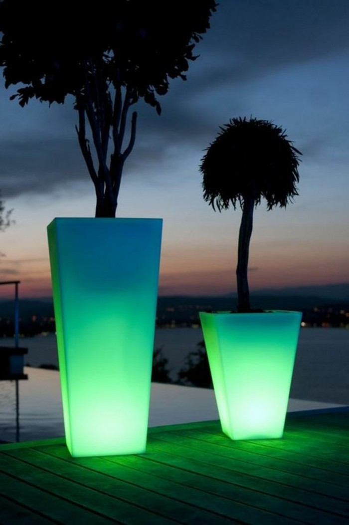 gartenbeleuchtung ideen grünes licht leuchtende pflanzenbehälter