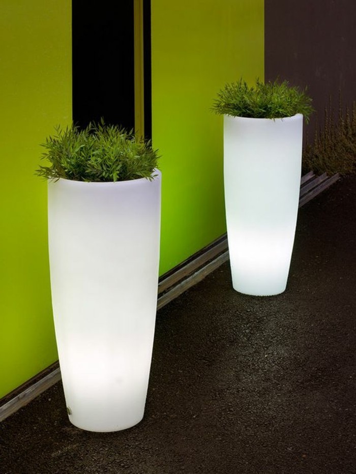 gartenbeleuchtung ideen leuchtende pflanzenbehälter dekorativ