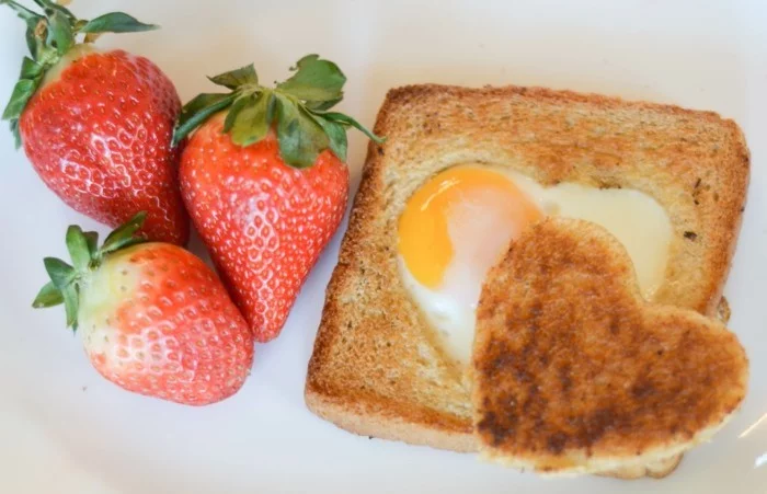 geschenkideen valentinstag frühstück brot eier erdbeeren