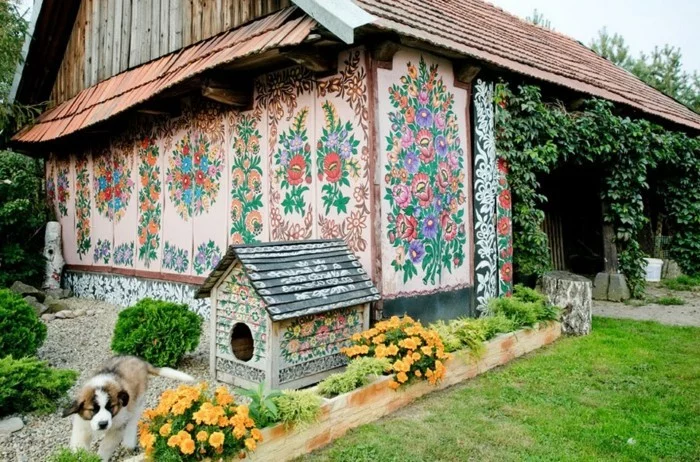 hausfassade gestalten zalipie florale muster hundehaus