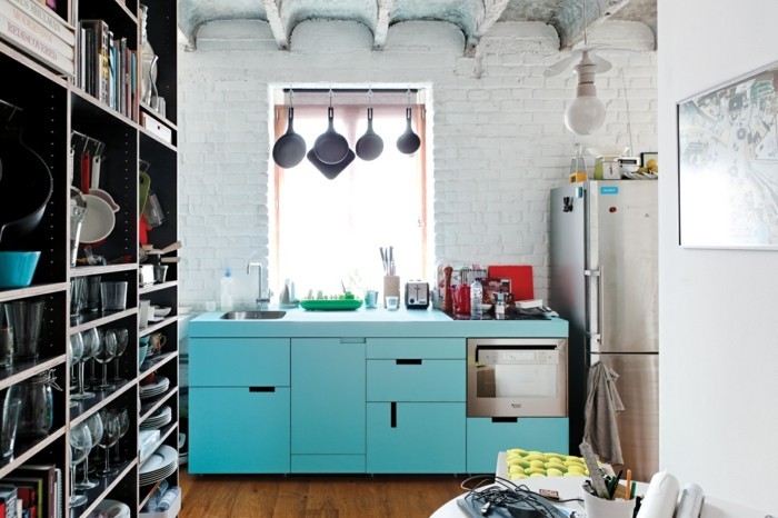 kleine küche einrichten farbige küchenschränke weiße steinwand offene regale
