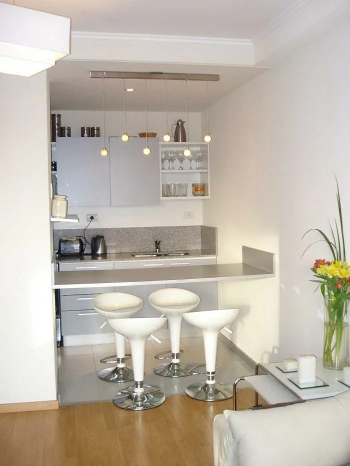 kleine küche einrichten weiße barhocker hellgraue arbeitsfläche mosaik küchenrückwand