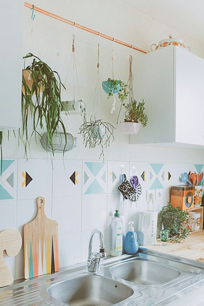 kücheneinrichtung ausgefallene dekoideen hängende pflanzen farbige küchenfliesen