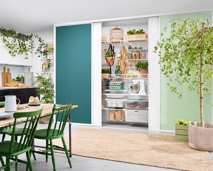 küchenregale wandregale regalsystem esstisch grüne stühle