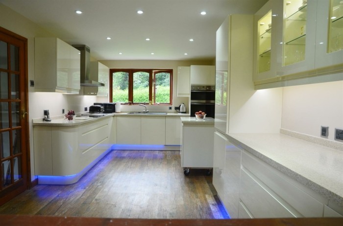 led lichtleiste küche beleuchten blaues licht weiße küchenschränke