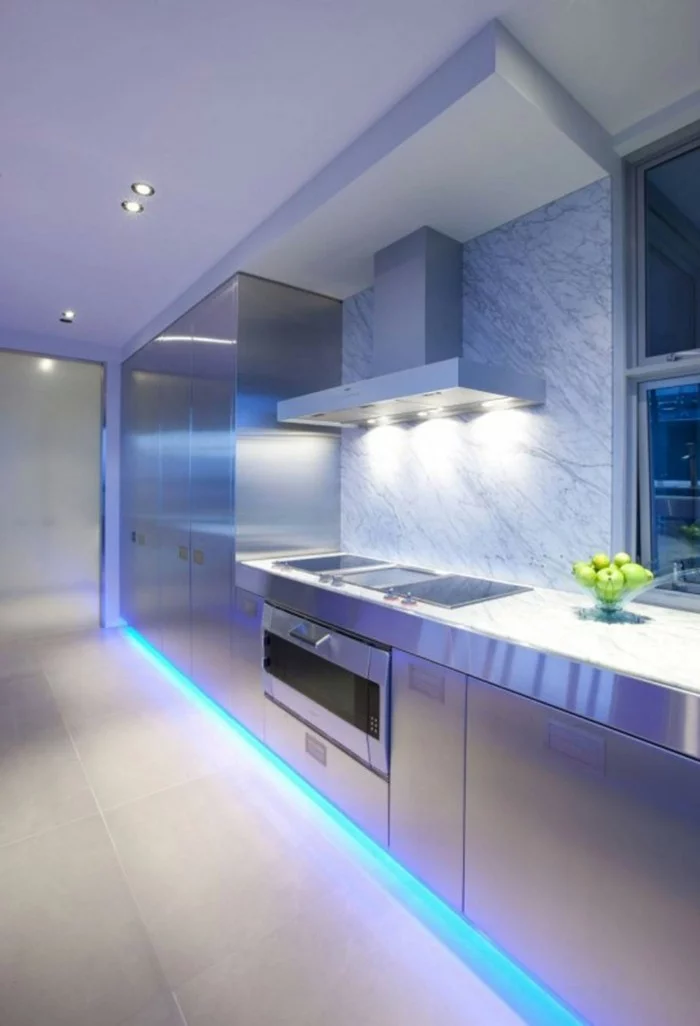 led lichtleiste küche beleuchten ideen blaues licht