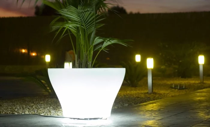 Solar Pflanzkübel und LED Gartenleuchten