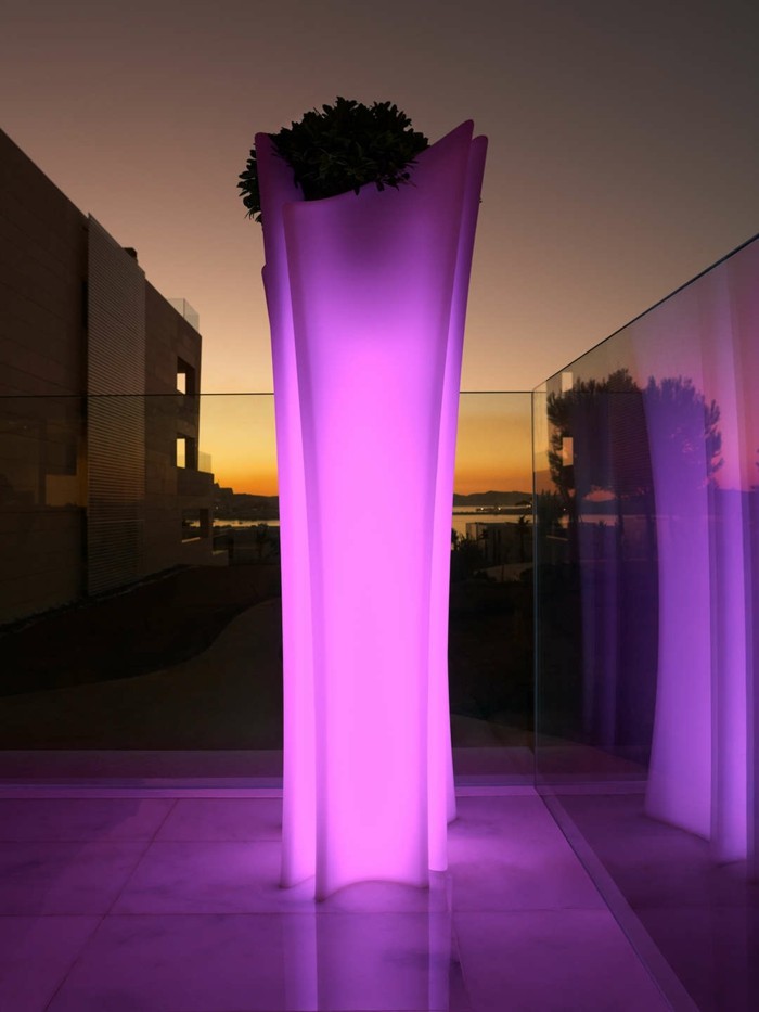 solar gartenbeleuchtung lila licht gartenideen
