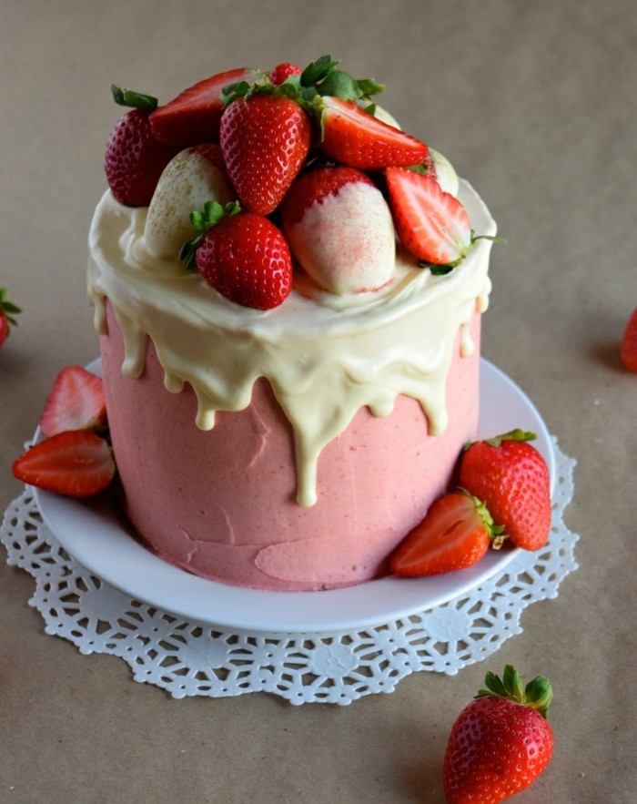 torte dekorieren erdbeeren rosa creme