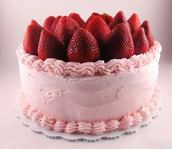 torte dekorieren geburtstagstorte dekorieren erdbeeren rosa creme