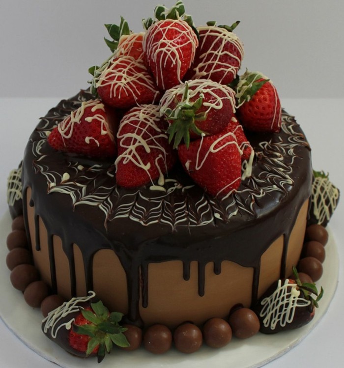 torte dekorieren ideen mit erdbeeren ausgefallne schokoladentorte geburtstag