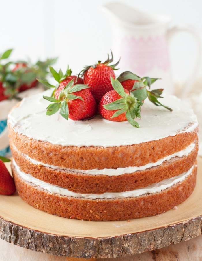 torte dekorieren kuchen mit erdbeeren süßigkeiten ideen