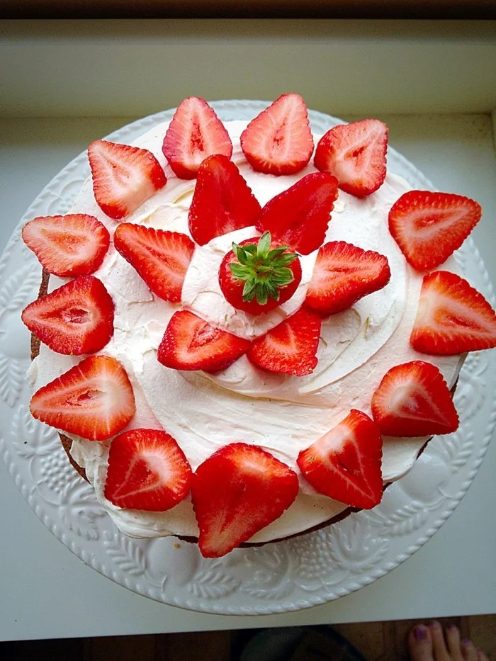 torten deko torte mit erdbeeren verzieren ideen