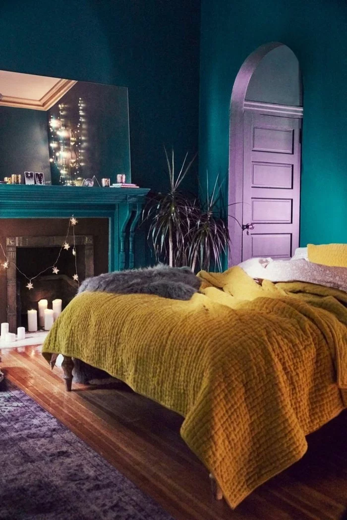 wohnideen schlafzimmer eklektische einrichtung gelbe bettwäsche lila teppich farbige wände