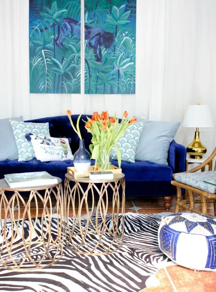 wohnideen wohnzimmer blaues sofa zebra teppich