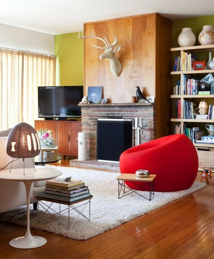 wohnideen wohnzimmer eklektischer stil roter sessel weißer teppich