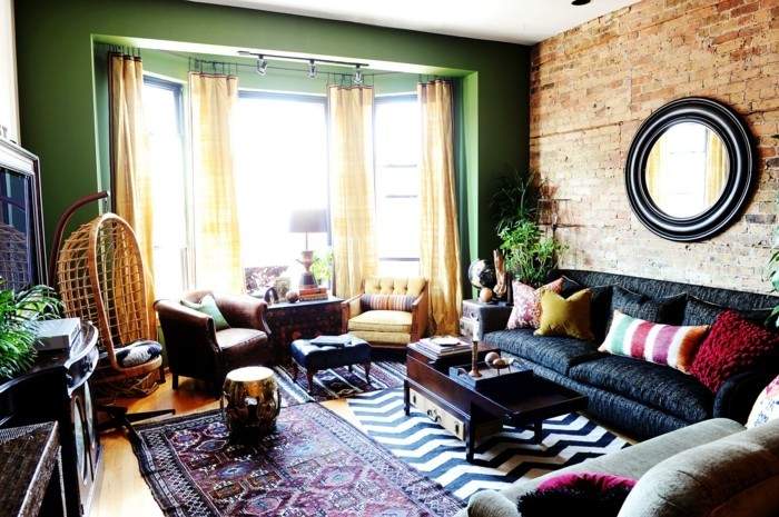 wohnideen wohnzimmer grüne wandfarbe dunkles sofa eklektisch