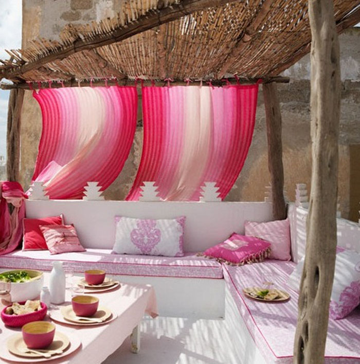dachterrasse gestalten schöne aussichten deko ideen gartenmoebel kreative garten ideen frühstücksideen rosa